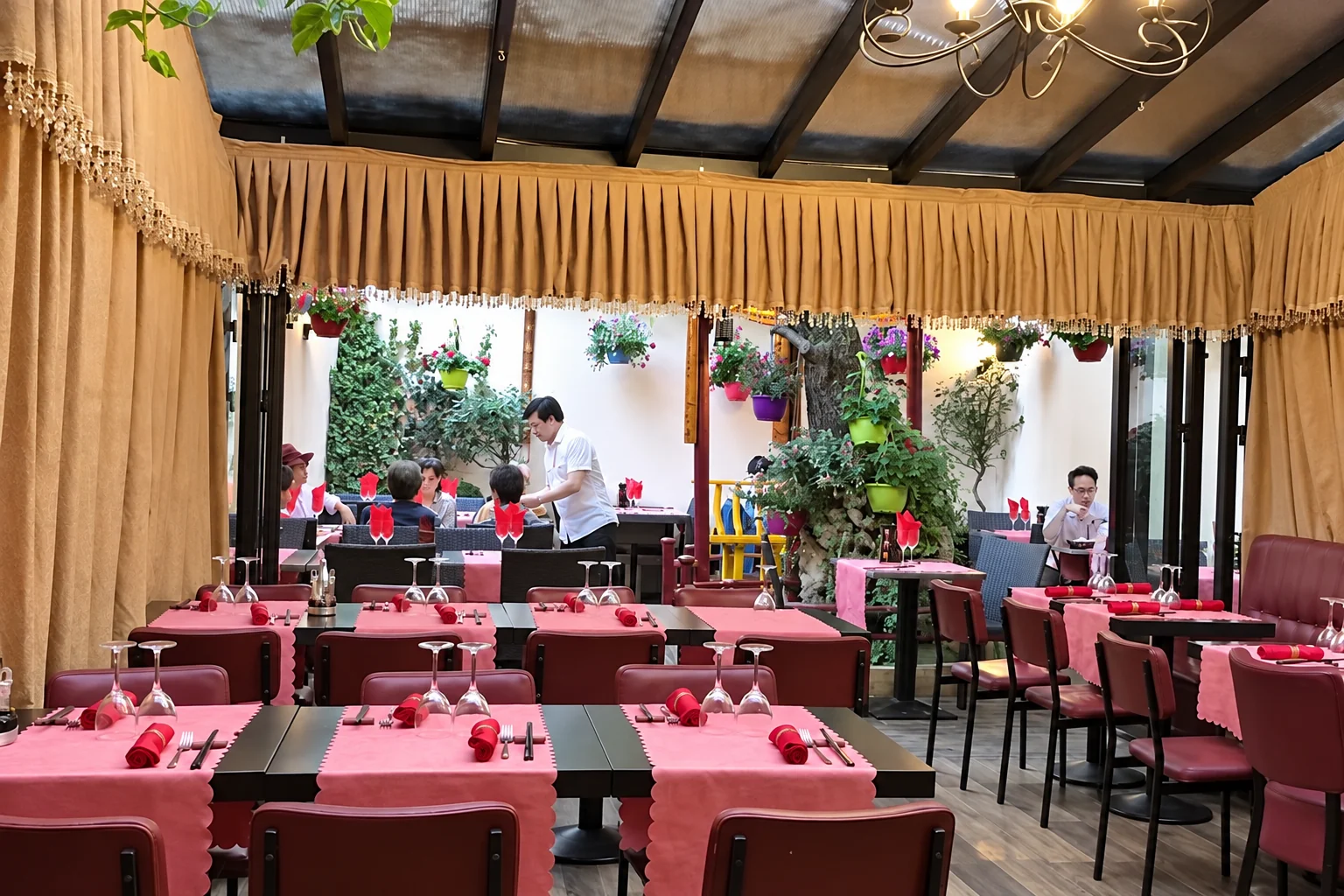 Dining room with red tablecloths and glazed ceiling